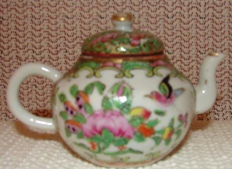 C. 1890 CHINESE EXPORT ROSE MEDALLION MINI TEAPOT