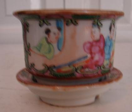 C. 1880 CHINESE EXPORT ROSE MEDALLION CACHE POT W/ COVER