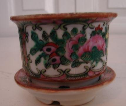 C. 1880 CHINESE EXPORT ROSE MEDALLION CACHE POT W/ COVER