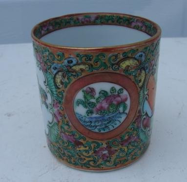 C. 1840 CHINESE EXPORT ROSE MEDALLION MUG