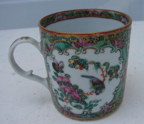 C. 1840 CHINESE EXPORT ROSE MEDALLION MUG