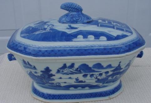 C. 1820 CHINESE EXPORT BLUE CANTON SOUP TUREEN