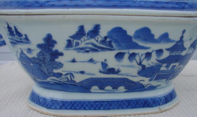 C. 1820 CHINESE EXPORT BLUE CANTON SOUP TUREEN