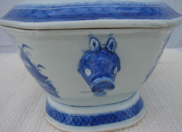 C. 1820 CHINESE EXPORT BLUE CANTON SOUP TUREEN