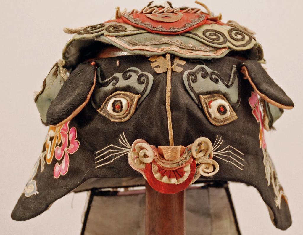 Late 19th century silk Chinese child's hat - black rat with green dragon