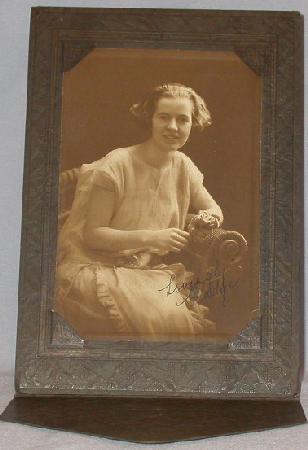 GREAT 1920s PHOTOGRAPH OF YOUNG GIRL
