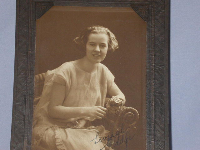 GREAT 1920s PHOTOGRAPH OF YOUNG GIRL