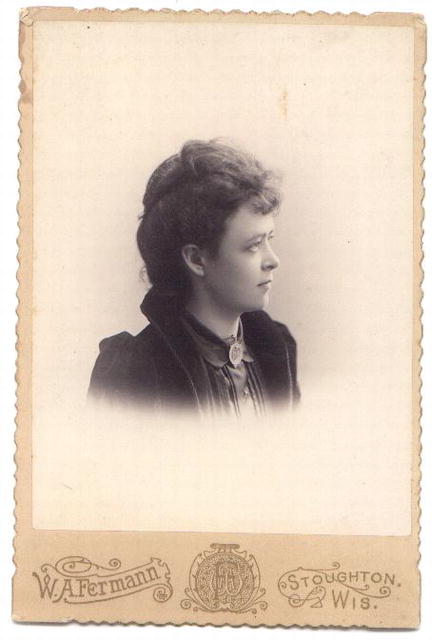 A NICE VICTORIAN PHOTOGRAPH OF A WOMAN