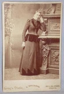CABINET PHOTO OF VICTORIAN WOMAN