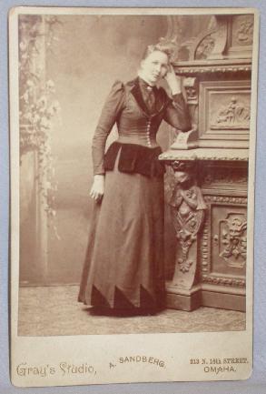 CABINET PHOTO OF VICTORIAN WOMAN