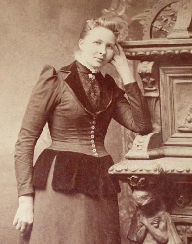 CABINET PHOTO OF VICTORIAN WOMAN