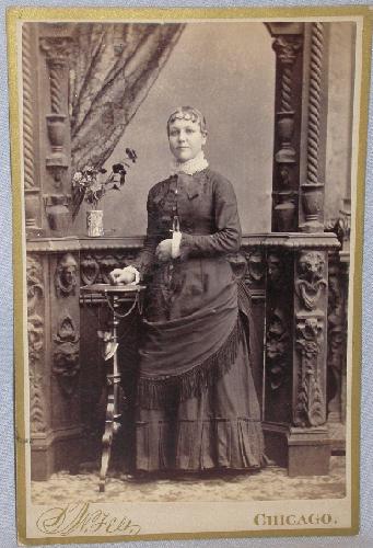 CABINET PHOTO OF VICTORIAN WOMAN