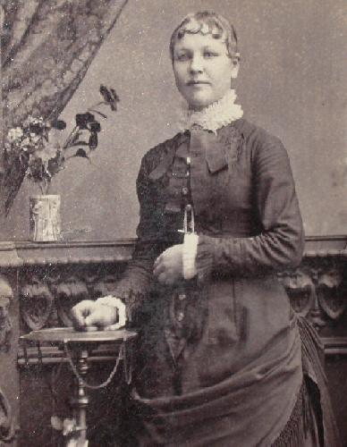 CABINET PHOTO OF VICTORIAN WOMAN