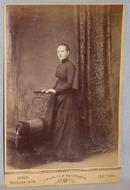 CABINET PHOTO OF VICTORIAN WOMAN