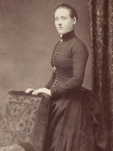 CABINET PHOTO OF VICTORIAN WOMAN