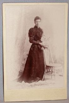 CABINET PHOTO OF VICTORIAN WOMAN