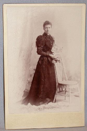 CABINET PHOTO OF VICTORIAN WOMAN