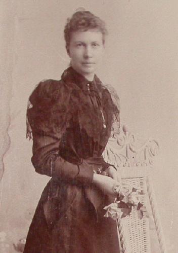 CABINET PHOTO OF VICTORIAN WOMAN