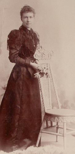 CABINET PHOTO OF VICTORIAN WOMAN
