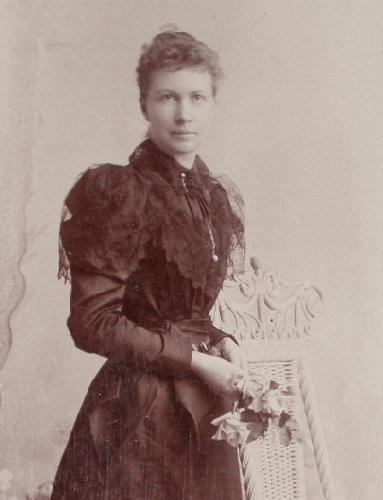 CABINET PHOTO OF VICTORIAN WOMAN
