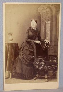CABINET PHOTO OF VICTORIAN WOMAN HOLDING A FAN