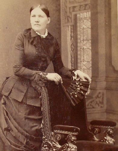 CABINET PHOTO OF VICTORIAN WOMAN HOLDING A FAN