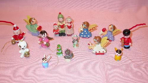 13 PAINTED WOOD ORNAMENTS FROM THE 1950'S FIVE MARKED JAPAN