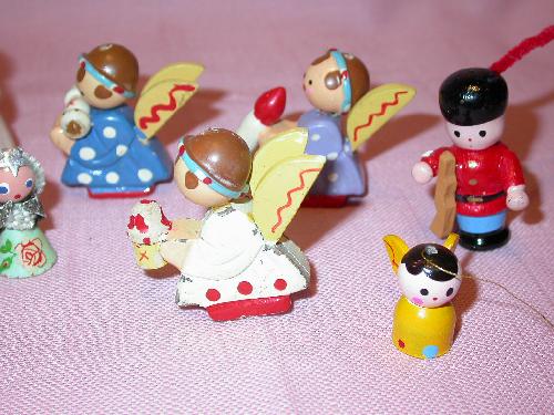 13 PAINTED WOOD ORNAMENTS FROM THE 1950'S FIVE MARKED JAPAN