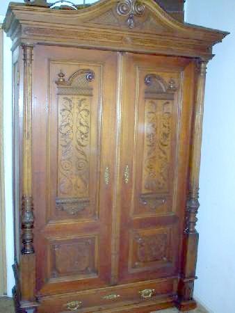 BEAUTIFUL FRENCH STYLE WALNUT ARMOIRE
