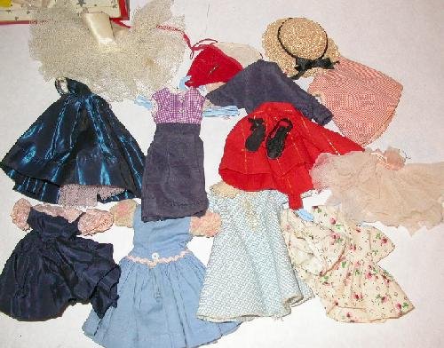 DOLL SUIT CASE WITH DOLLS AND CLOTHES