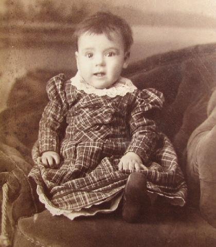 A VERY HAPPY BABY - VICTORIAN CABINET PHOTO
