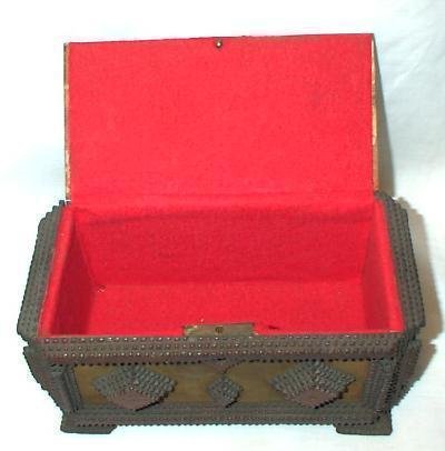 GREAT TRAMP ART SEWING BOX