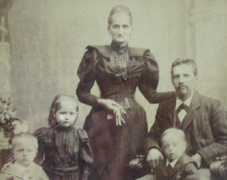 LARGE FAMILY PHOTOGRAPH IN GREAT VICTORIAN FRAME!!