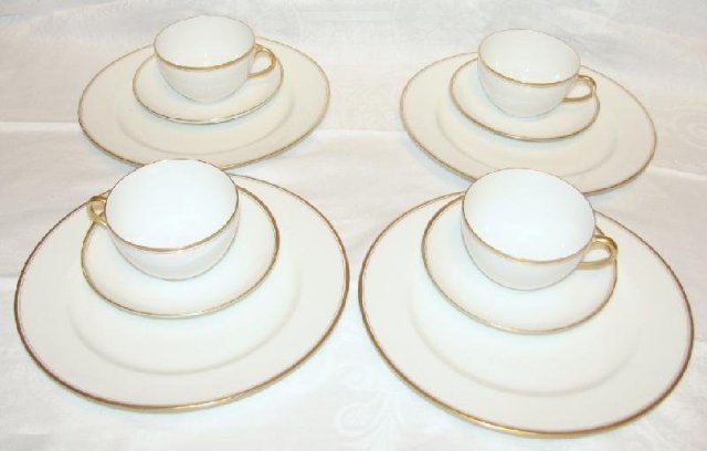 HAVILAND LIMOGES DINNERWARE SET