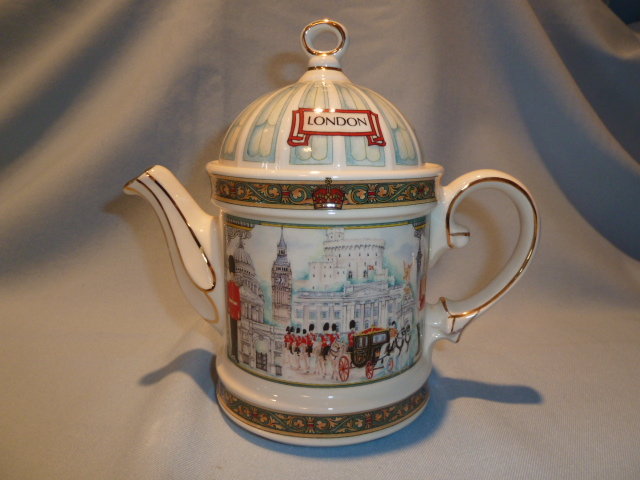 SADLER OF ENGLAND LONDON HERITAGE WINDSOR CASTLE TEAPOT TEA POT
