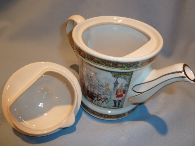 SADLER OF ENGLAND LONDON HERITAGE WINDSOR CASTLE TEAPOT TEA POT