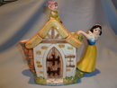 VINTAGE DISNEY SNOW WHITE AND DWARF COTTAGE TEAPOT TEA POT