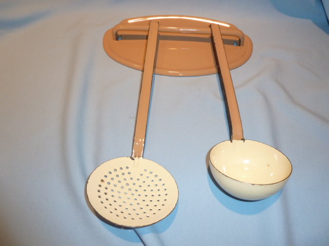 EUROPEAN GRANITEWARE GRANITE WALL RACK UTENSIL SET 3 PC TAN AND CREAM