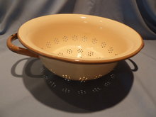 VINTAGE EUROPEAN GRANITEWARE ENAMELWARE ENAMEL GRANITE TAN AND TAUPE COLLANDER STRAINER