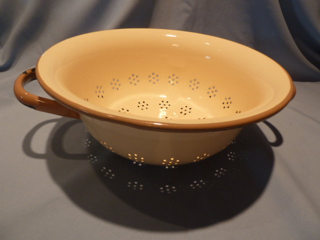 VINTAGE EUROPEAN GRANITEWARE ENAMELWARE ENAMEL GRANITE TAN AND TAUPE COLLANDER STRAINER