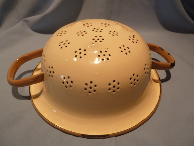 VINTAGE EUROPEAN GRANITEWARE ENAMELWARE ENAMEL GRANITE TAN AND TAUPE COLLANDER STRAINER