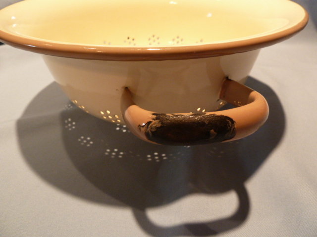 VINTAGE EUROPEAN GRANITEWARE ENAMELWARE ENAMEL GRANITE TAN AND TAUPE COLLANDER STRAINER