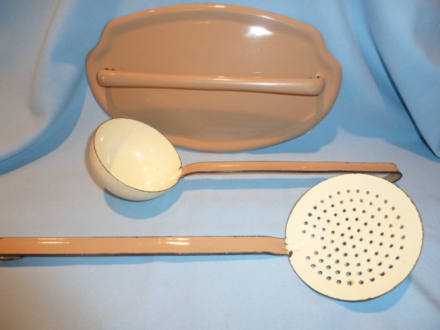 VINTAGE EUROPEAN GRANITEWARE ENAMELWARE ENAMEL GRANITE TAN AND TAUPE COLLANDER STRAINER