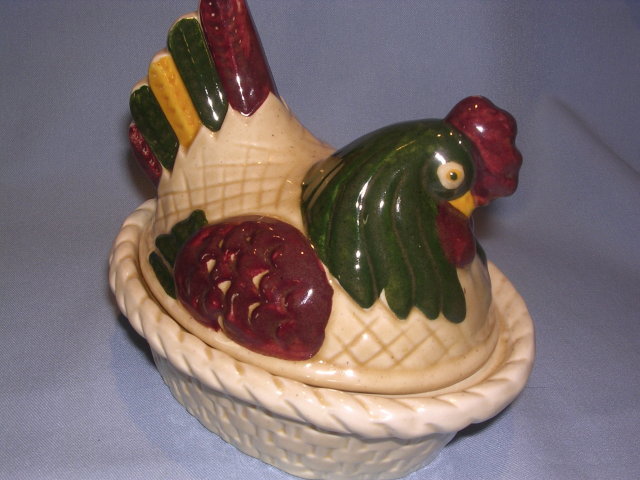 METLOX POPPYTRAIL VERNON RED& GREEN ROOSTER HEN ON NEST COVERED DISH