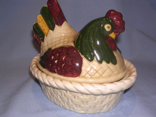 METLOX POPPYTRAIL VERNON RED& GREEN ROOSTER HEN ON NEST COVERED DISH