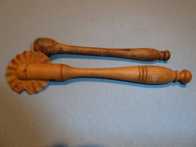 VINTAGE ALL WOOD PIE CRIMPER AND MEASURING SPOON