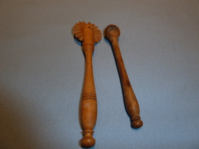 VINTAGE ALL WOOD PIE CRIMPER AND MEASURING SPOON