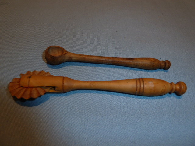 VINTAGE ALL WOOD PIE CRIMPER AND MEASURING SPOON