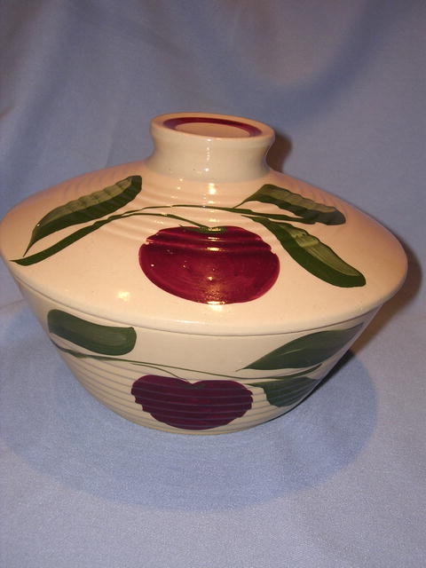 WATT ONE APPLE #601 RIBBED COVERED BOWL