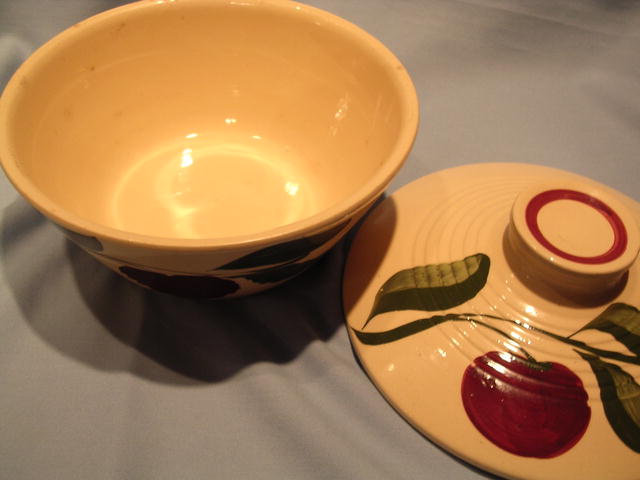 WATT ONE APPLE #601 RIBBED COVERED BOWL